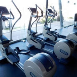 gimnasio equipado